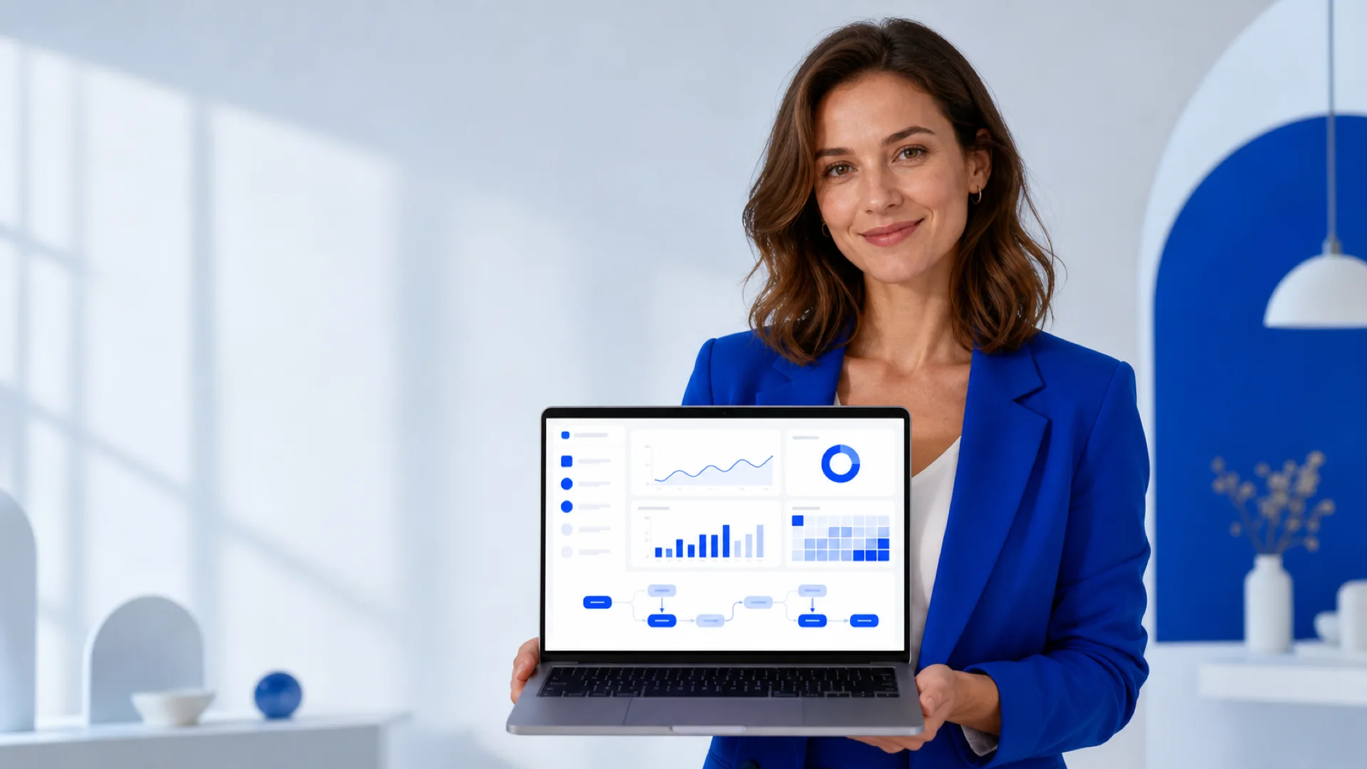 Maja, wirtualna ambasadorka Mailfly, prezentuje na laptopie dashboard kampanii e-mail